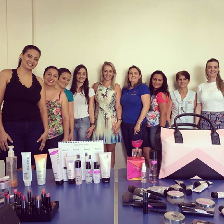 Dia da Mulher na Sudotec comemorado com sessão de beleza Mary Kay