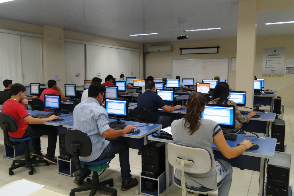 Inscritos no Projeto Aprender e Crescer realizam teste seletivo