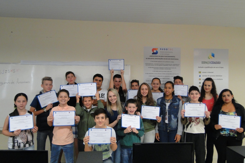 Alunos recebem certificados