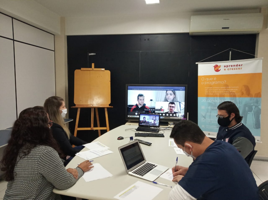 ALUNOS DO PROJETO APRENDER E CRESCER APRESENTAM BANCA ON LINE