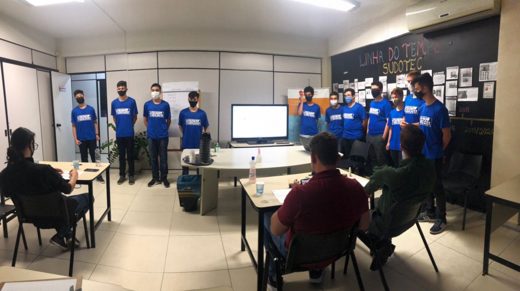 ALUNOS DO APRENDER & CRESCER APRESENTAM BANCA DE PROJETOS