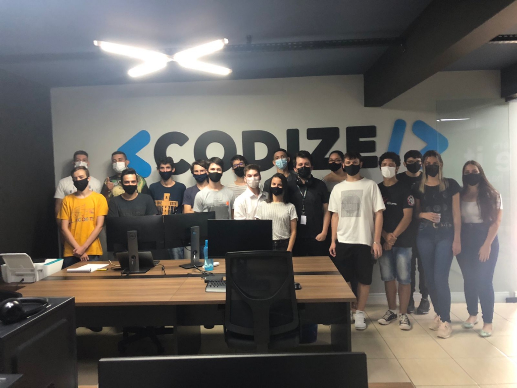 ALUNOS DO APRENDER E CRESCER VISITAM A EMPRESA CODIZE EM DOIS VIZINHOS