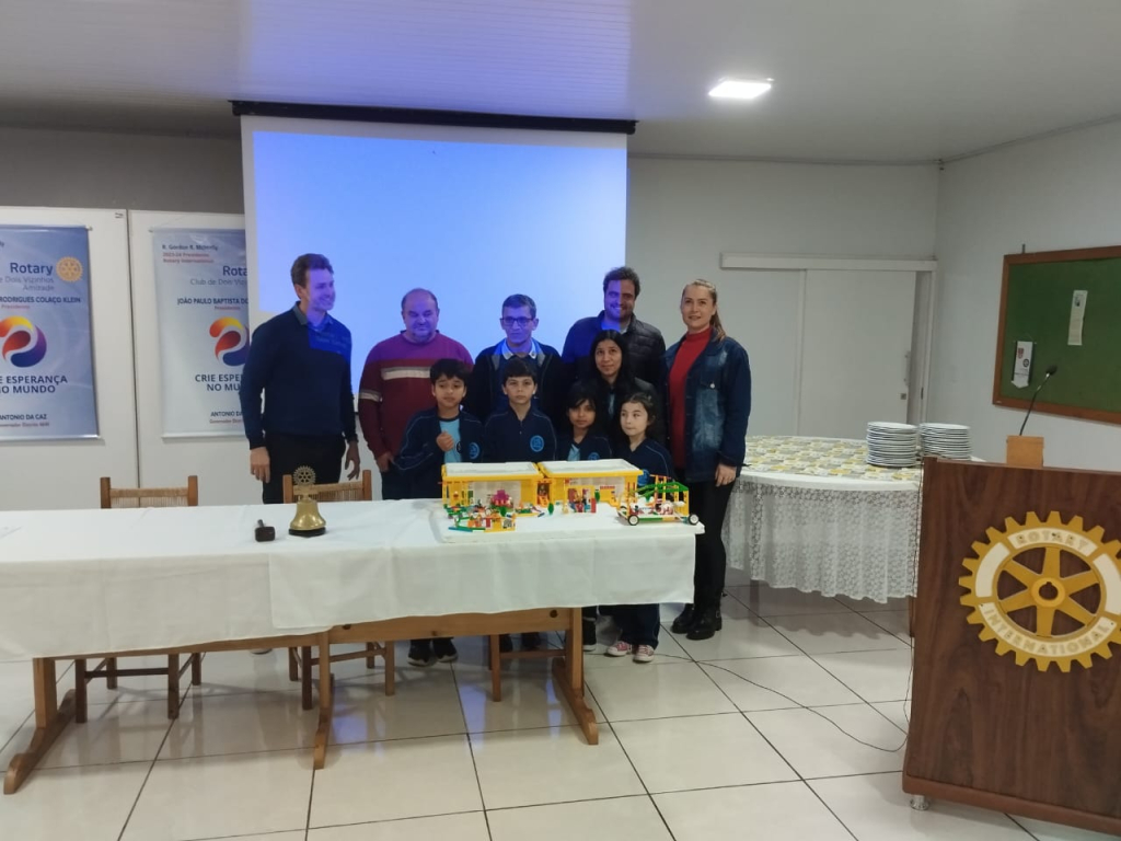 ALUNOS DE ROBÓTICA FAZEM APRESENTAÇÃO NO ROTARY