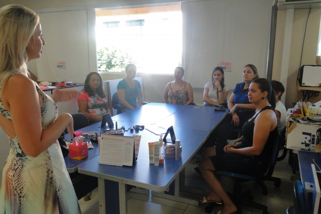 Dia da Mulher na Sudotec comemorado com sessão de beleza Mary Kay