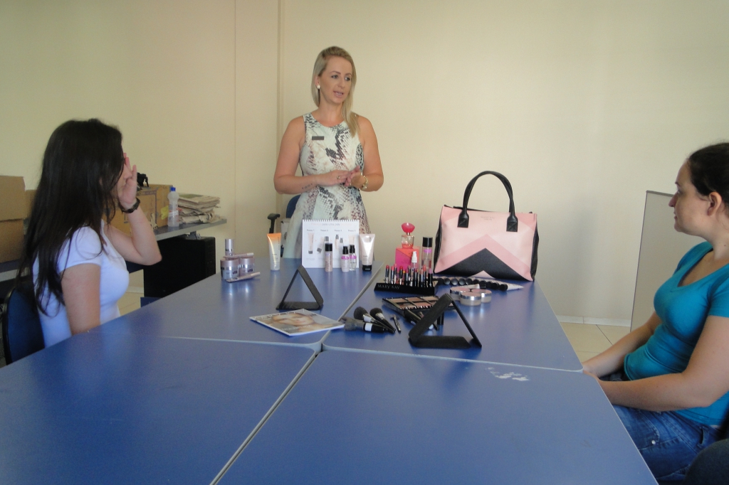Dia da Mulher na Sudotec comemorado com sessão de beleza Mary Kay