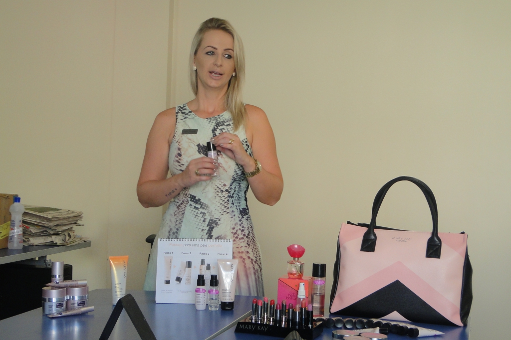 Dia da Mulher na Sudotec comemorado com sessão de beleza Mary Kay