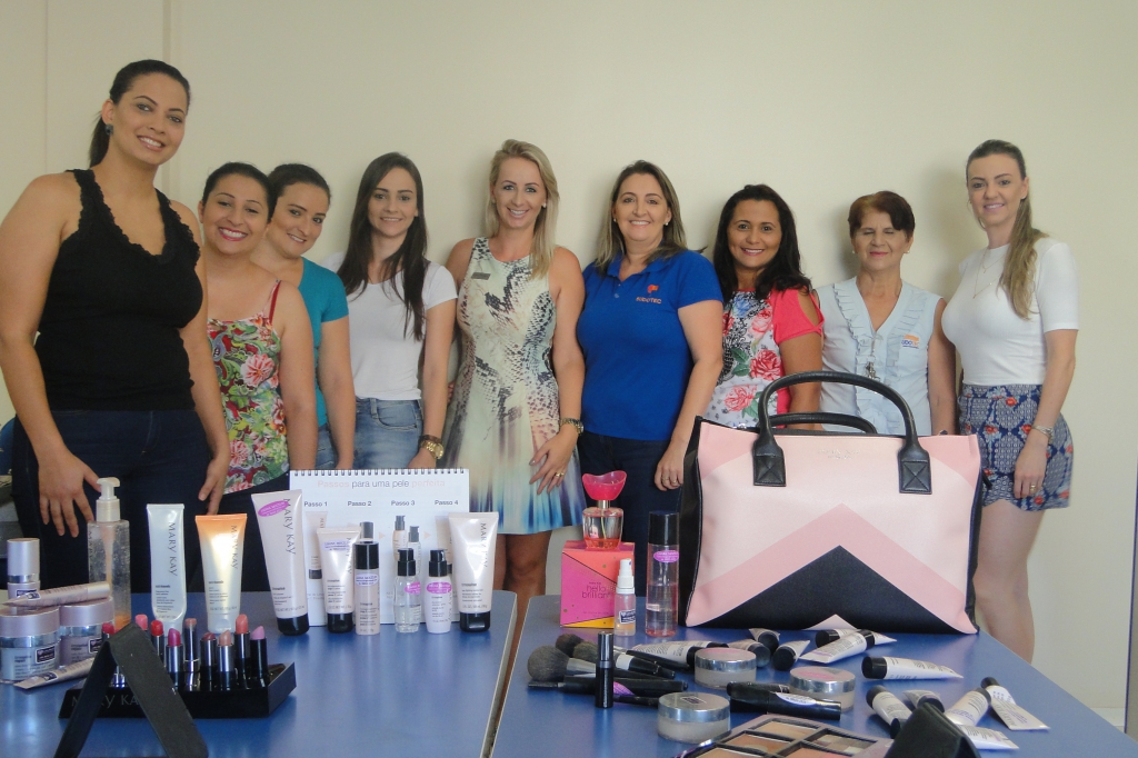 Dia da Mulher na Sudotec comemorado com sessão de beleza Mary Kay