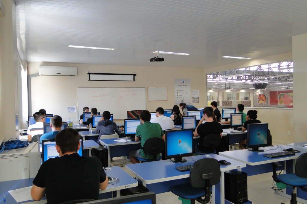 Inscritos no Projeto Aprender e Crescer realizam teste seletivo