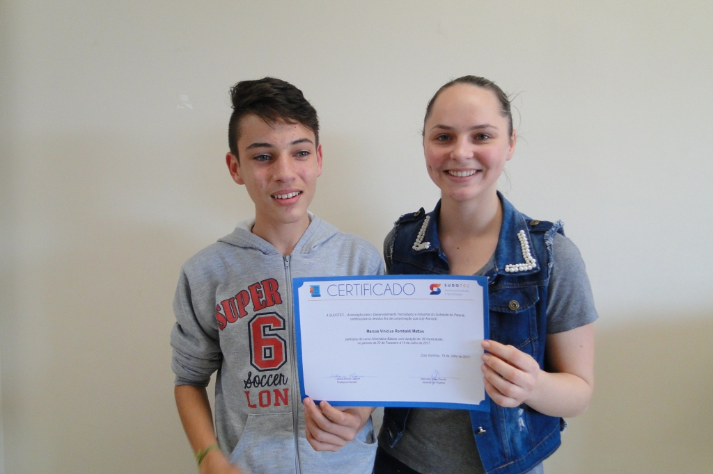 Alunos da Informática Básica recebem certificados