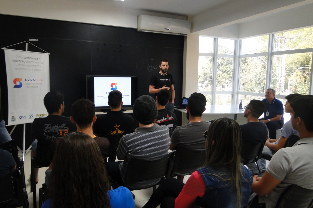 Alunos da UTFPR visitam a Sudotec