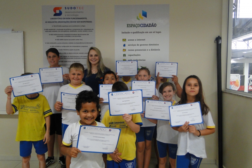 Alunos da AABB Comunidade recebem Certificados
