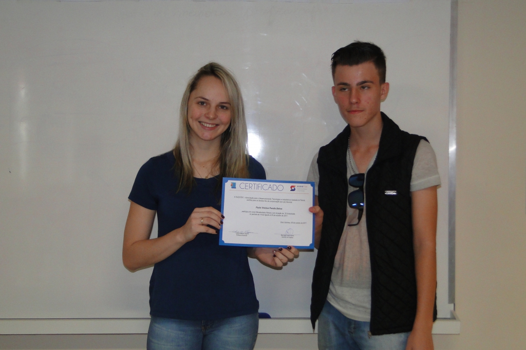 Alunos recebem certificados