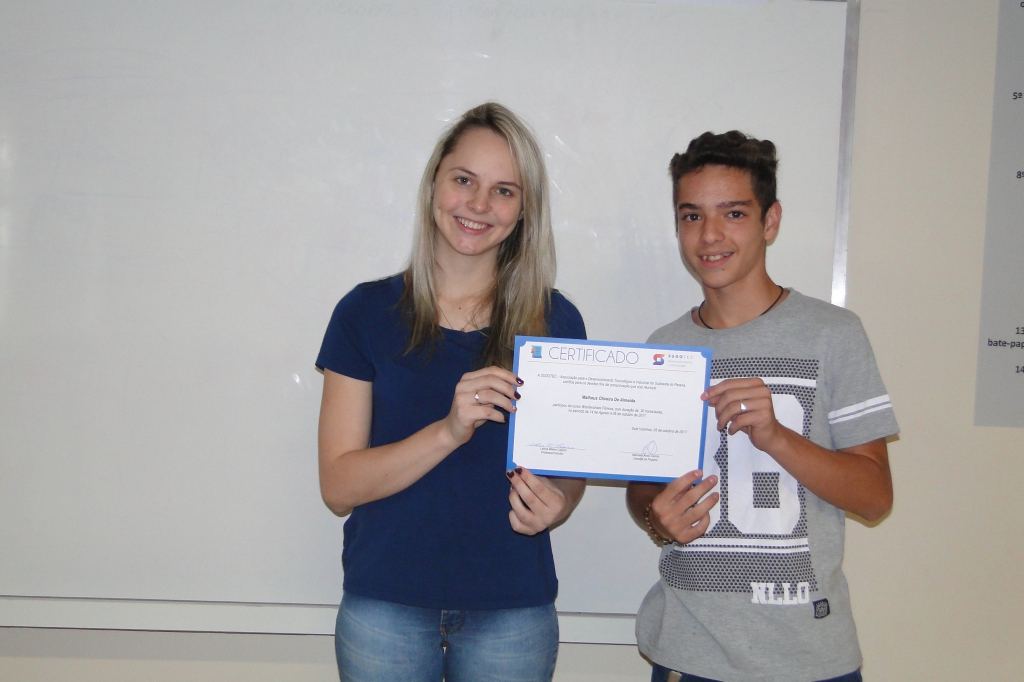 Alunos recebem certificados