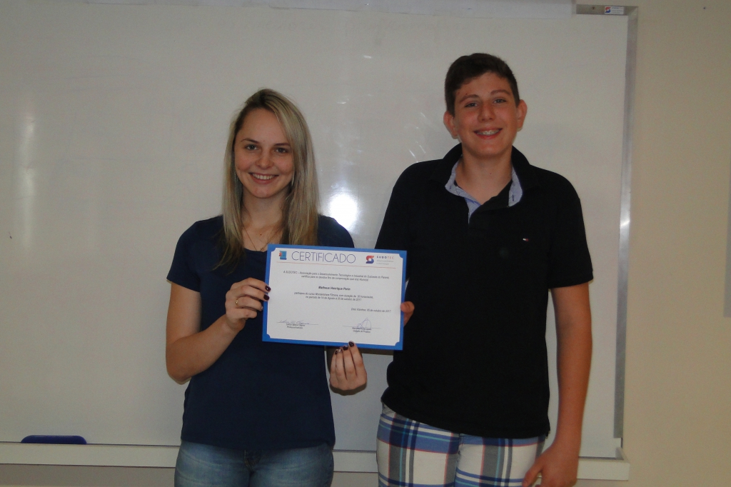 Alunos recebem certificados