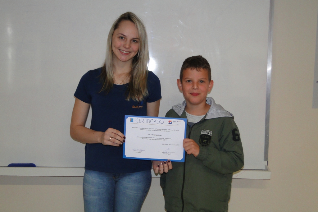 Alunos recebem certificados