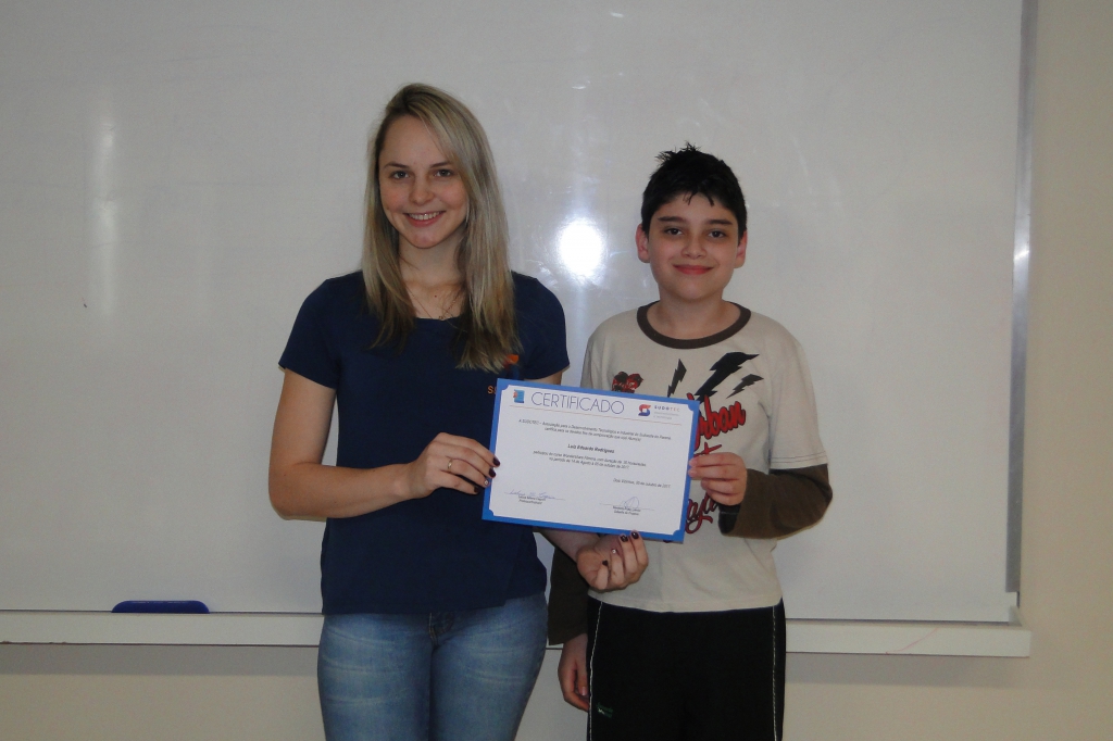 Alunos recebem certificados