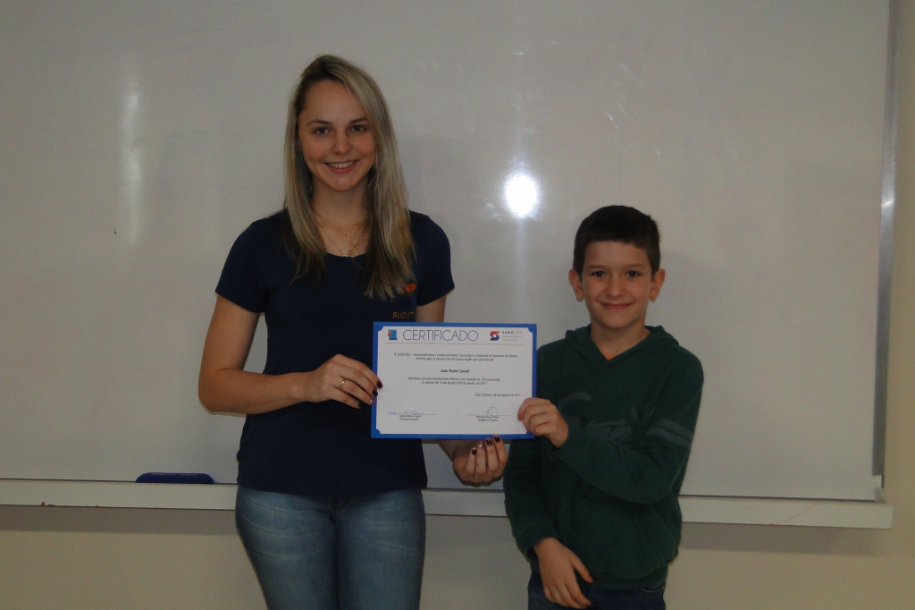 Alunos recebem certificados