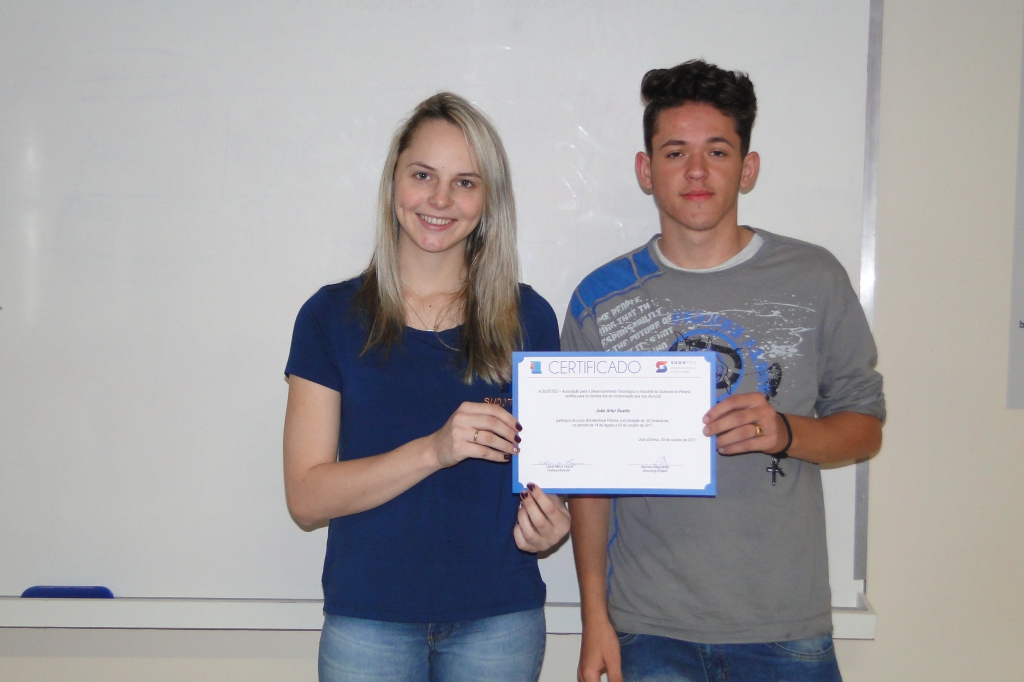 Alunos recebem certificados