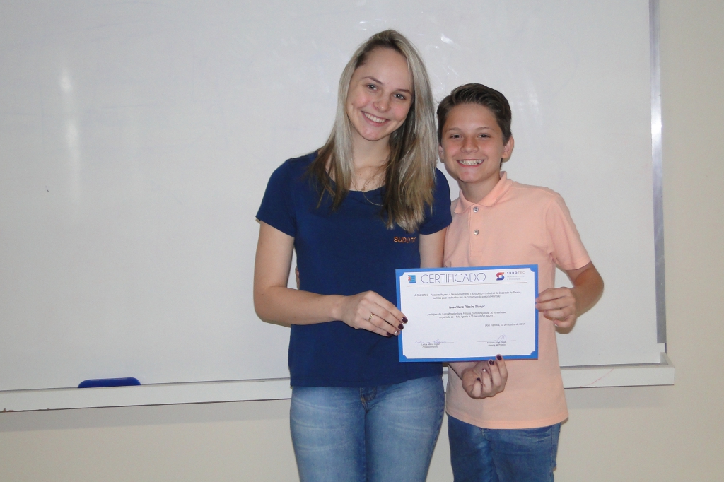 Alunos recebem certificados