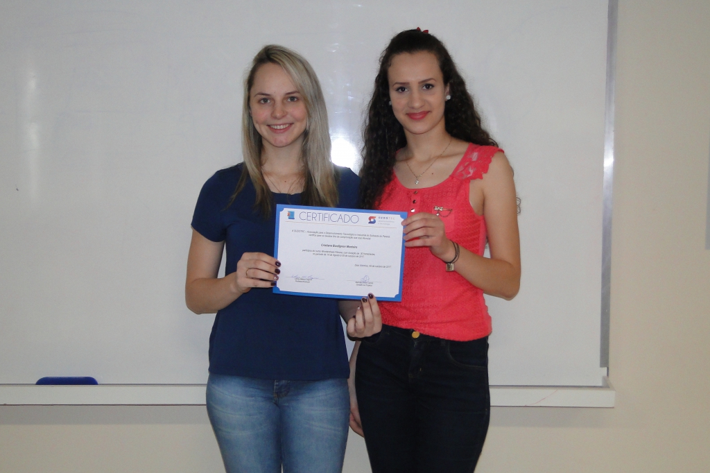 Alunos recebem certificados