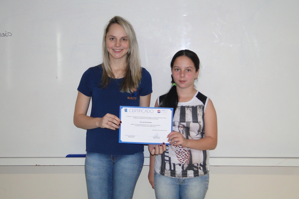 Alunos recebem certificados