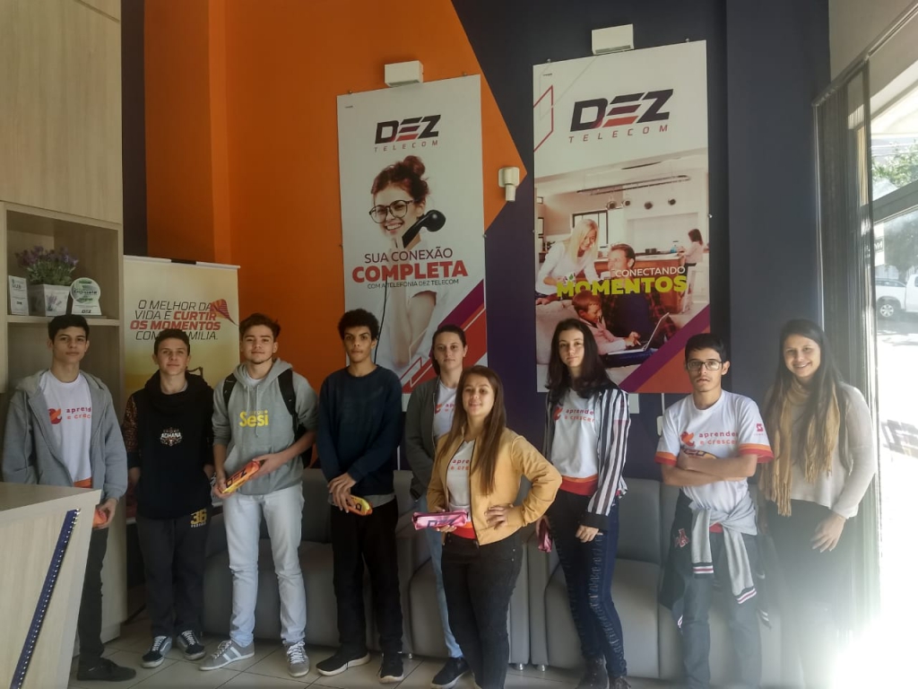 Alunos do Projeto Aprender e Crescer visitam empresas de Tecnologia de Dois Vizinhos