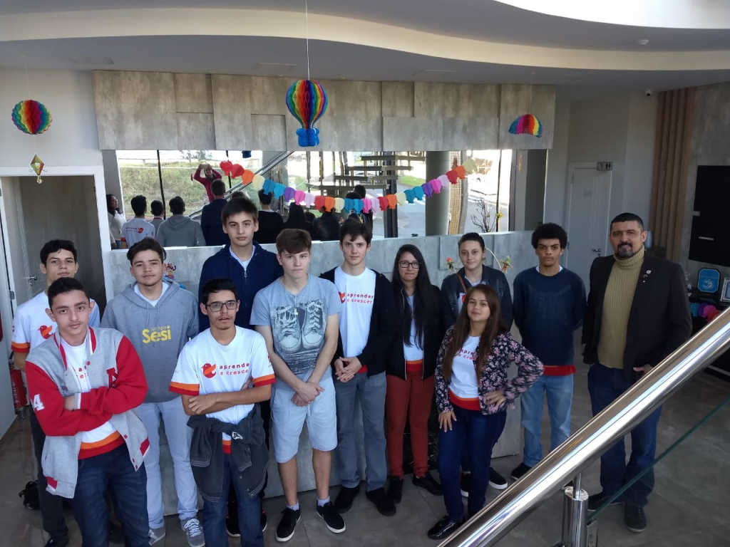 Alunos do Projeto Aprender e Crescer visitam empresas de Tecnologia de Dois Vizinhos