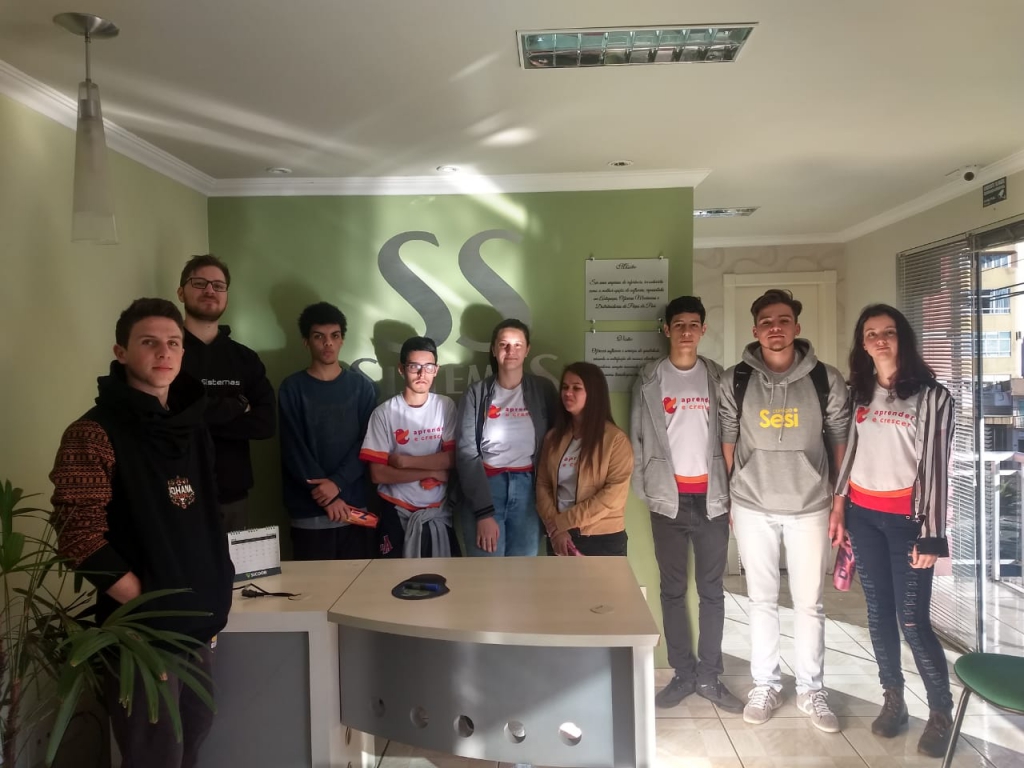 Alunos do Projeto Aprender e Crescer visitam empresas de Tecnologia de Dois Vizinhos