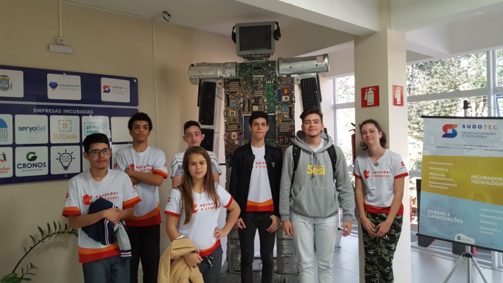 Alunos do Projeto Aprender e Crescer visitam empresas de Tecnologia de Dois Vizinhos