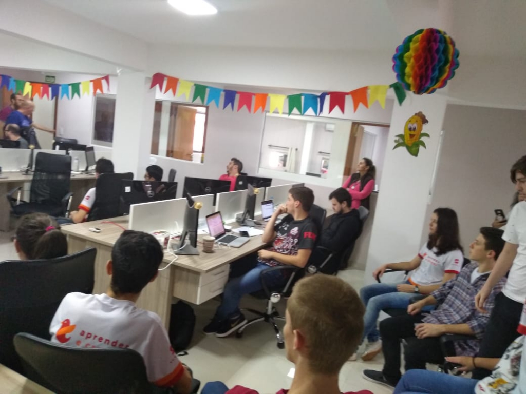 Alunos do Projeto Aprender e Crescer visitam empresas de Tecnologia de Dois Vizinhos