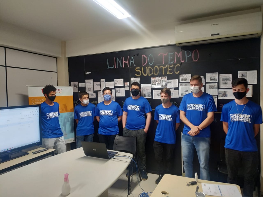 ALUNOS DO APRENDER & CRESCER APRESENTAM BANCA DE PROJETOS