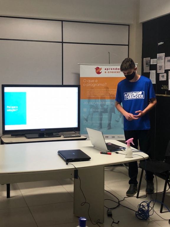 ALUNOS DO APRENDER & CRESCER APRESENTAM BANCA DE PROJETOS