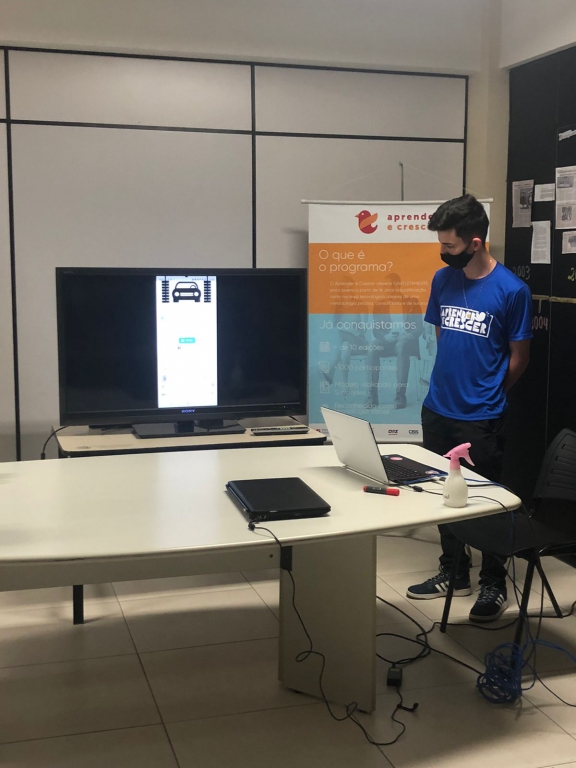 ALUNOS DO APRENDER & CRESCER APRESENTAM BANCA DE PROJETOS