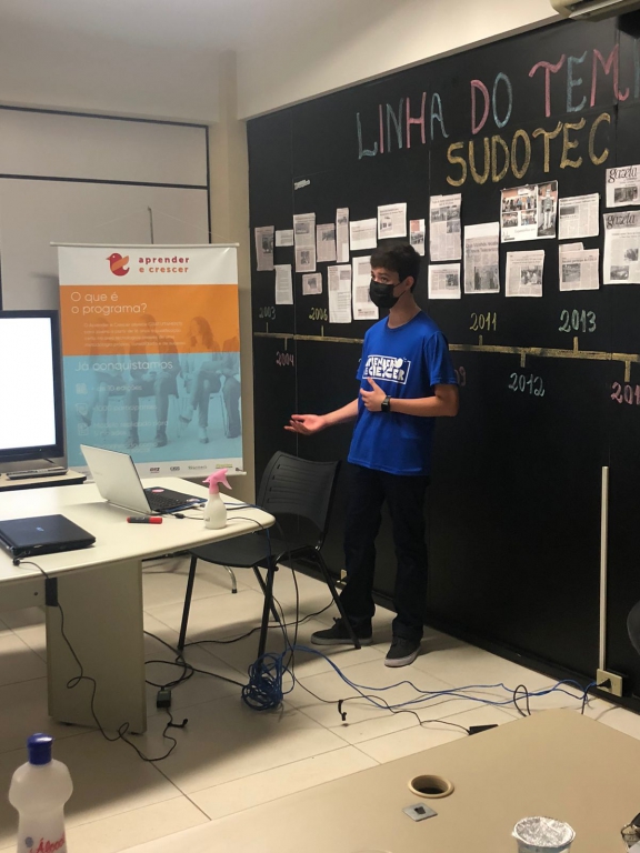 ALUNOS DO APRENDER & CRESCER APRESENTAM BANCA DE PROJETOS