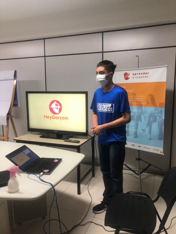 ALUNOS DO APRENDER & CRESCER APRESENTAM BANCA DE PROJETOS