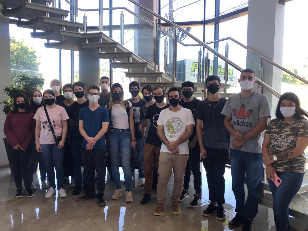 ALUNOS DA QUALIFICAÇÃO EM PROGRAMAÇÃO "APRENDER E CRESCER" VISITAM A EMPRESA PRECISA