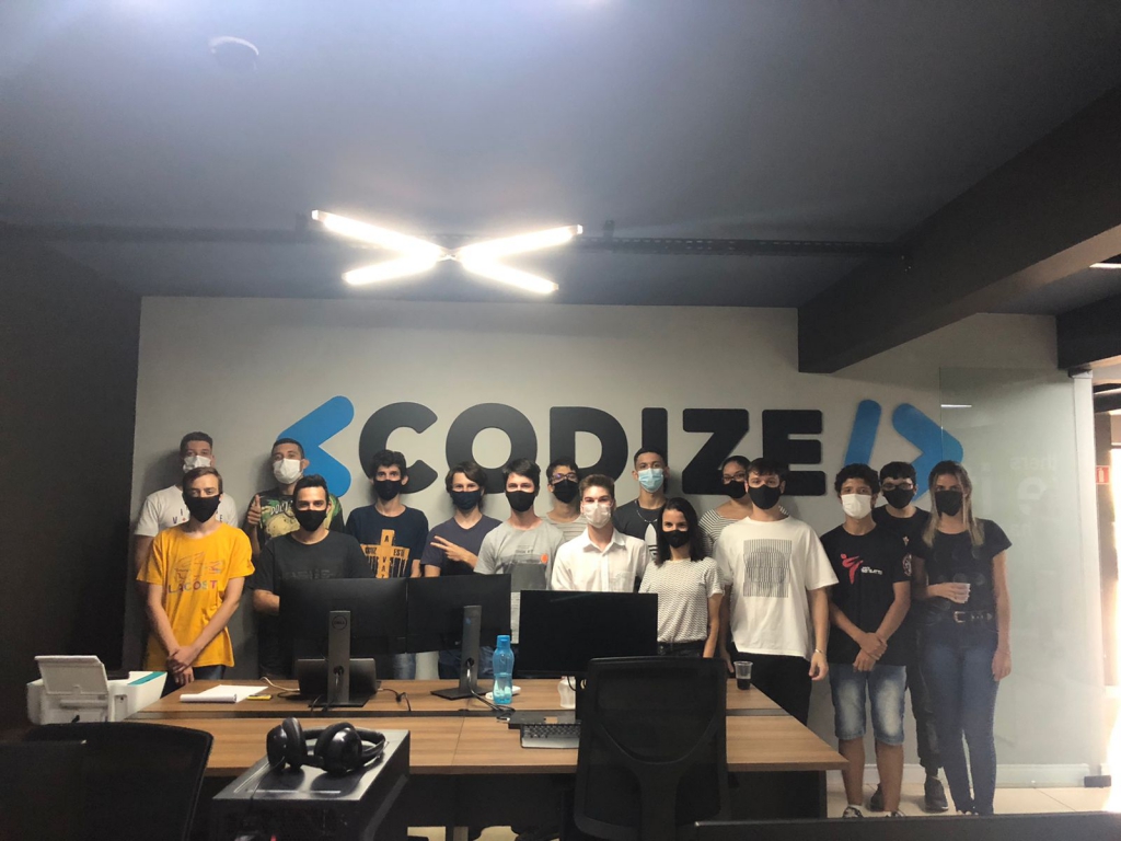 ALUNOS DO APRENDER E CRESCER VISITAM A EMPRESA CODIZE EM DOIS VIZINHOS