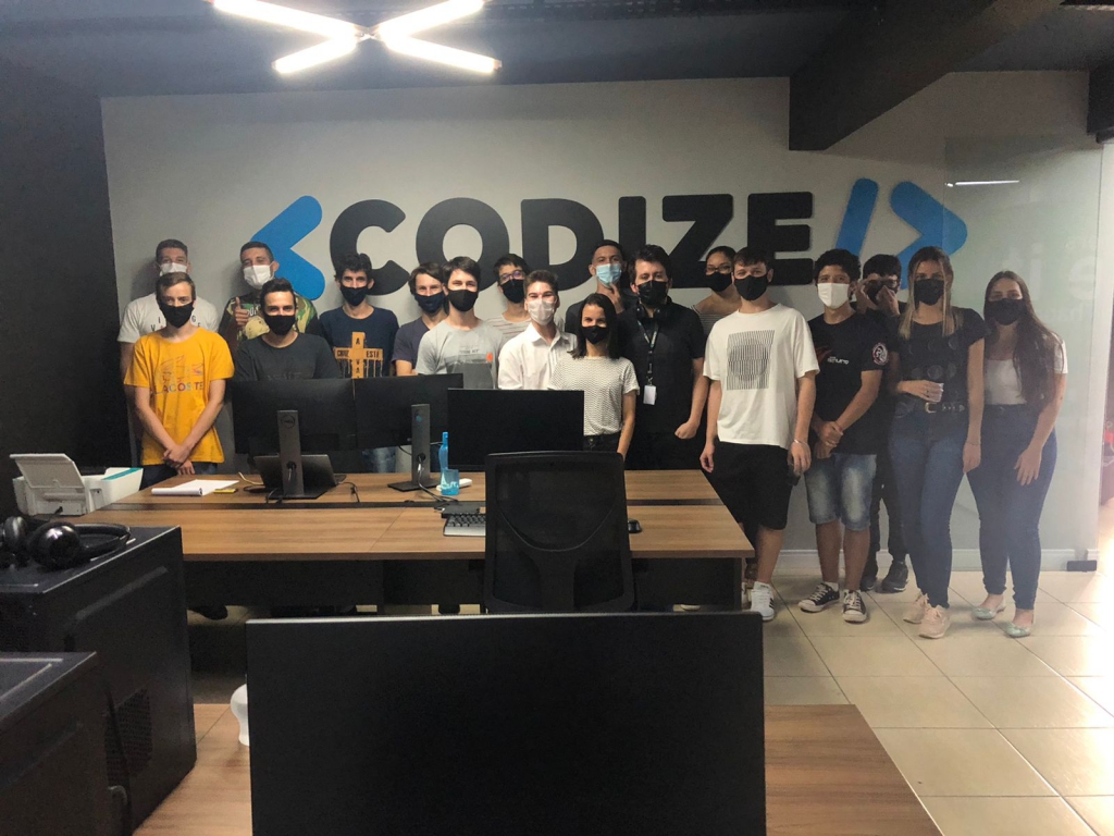 ALUNOS DO APRENDER E CRESCER VISITAM A EMPRESA CODIZE EM DOIS VIZINHOS