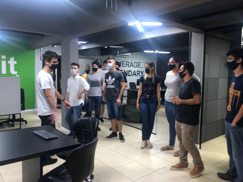 ALUNOS DO APRENDER E CRESCER VISITAM A EMPRESA CODIZE EM DOIS VIZINHOS