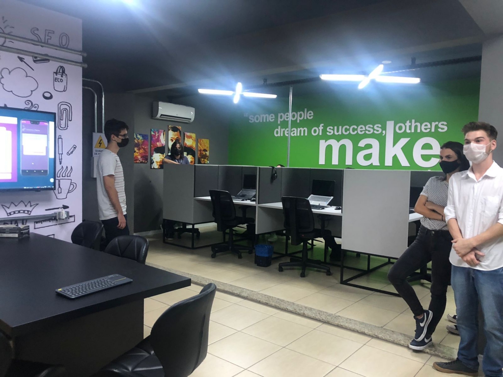 ALUNOS DO APRENDER E CRESCER VISITAM A EMPRESA CODIZE EM DOIS VIZINHOS