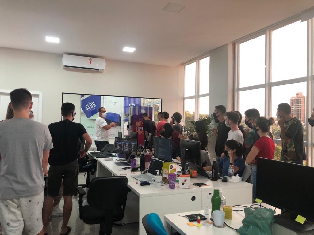 ALUNOS DO PROJETO APRENDER E CRESCER VISITAM A EMPRESA  CODENGAGE EM DOIS VIZINHOS