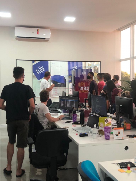 ALUNOS DO PROJETO APRENDER E CRESCER VISITAM A EMPRESA  CODENGAGE EM DOIS VIZINHOS