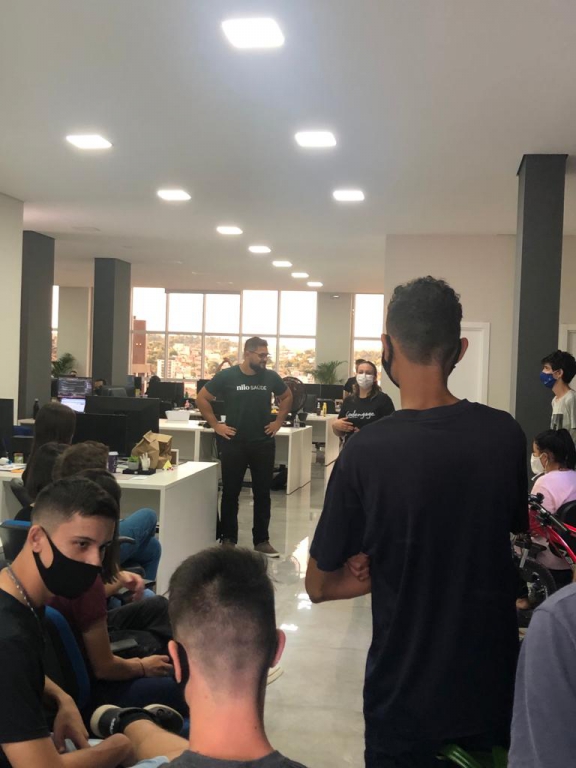 ALUNOS DO PROJETO APRENDER E CRESCER VISITAM A EMPRESA  CODENGAGE EM DOIS VIZINHOS
