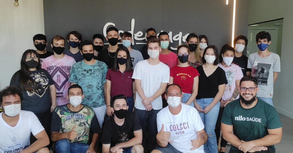 ALUNOS DO PROJETO APRENDER E CRESCER VISITAM A EMPRESA  CODENGAGE EM DOIS VIZINHOS