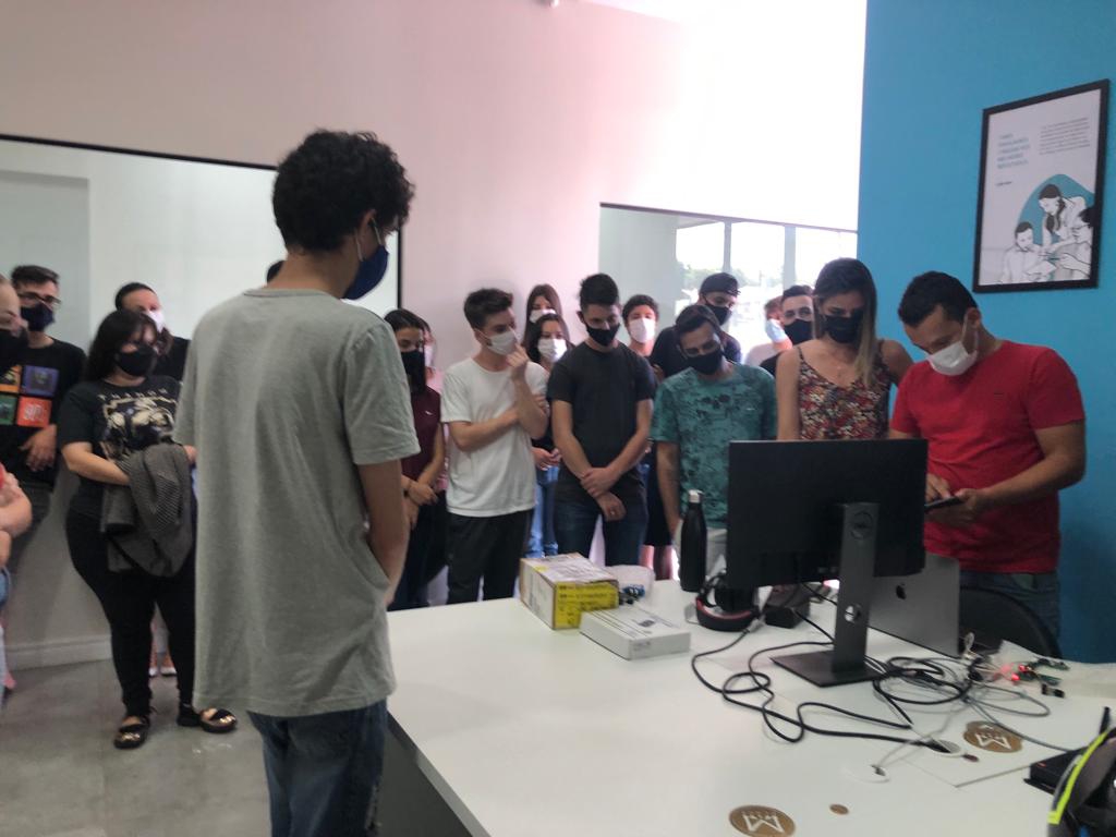 ALUNOS DO PROJETO APRENDER E CRESCER VISITAM A EMPRESA  CODENGAGE EM DOIS VIZINHOS