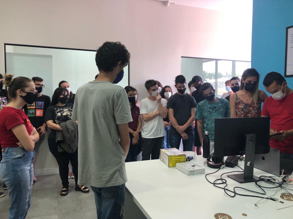 ALUNOS DO PROJETO APRENDER E CRESCER VISITAM A EMPRESA  CODENGAGE EM DOIS VIZINHOS