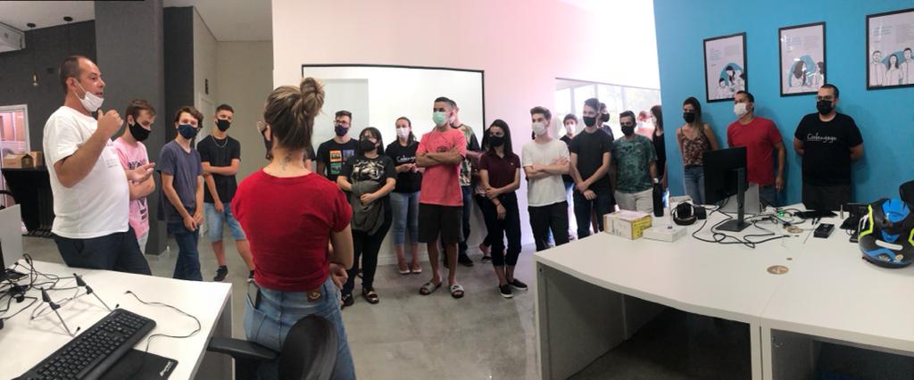 ALUNOS DO PROJETO APRENDER E CRESCER VISITAM A EMPRESA  CODENGAGE EM DOIS VIZINHOS