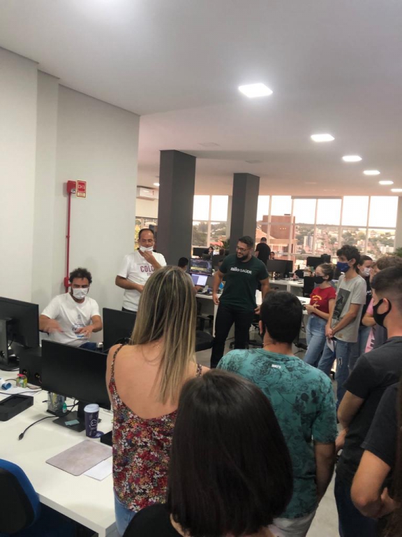ALUNOS DO PROJETO APRENDER E CRESCER VISITAM A EMPRESA  CODENGAGE EM DOIS VIZINHOS