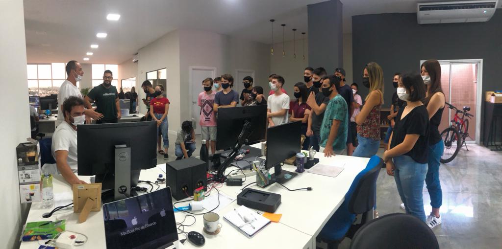 ALUNOS DO PROJETO APRENDER E CRESCER VISITAM A EMPRESA  CODENGAGE EM DOIS VIZINHOS