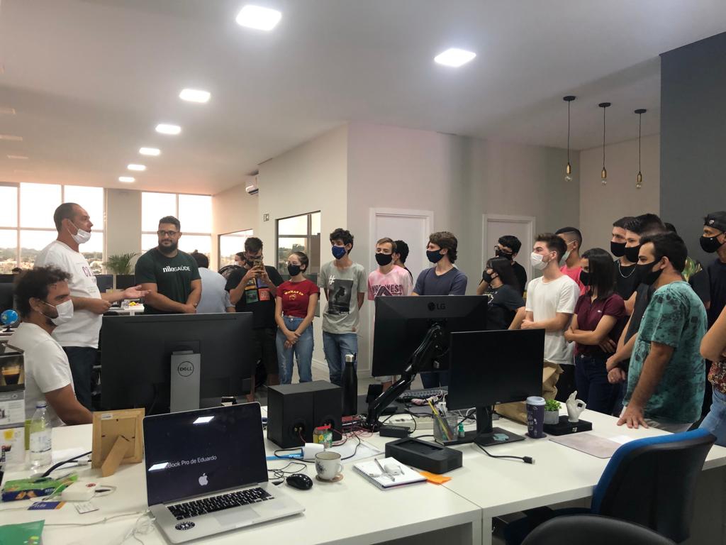 ALUNOS DO PROJETO APRENDER E CRESCER VISITAM A EMPRESA  CODENGAGE EM DOIS VIZINHOS